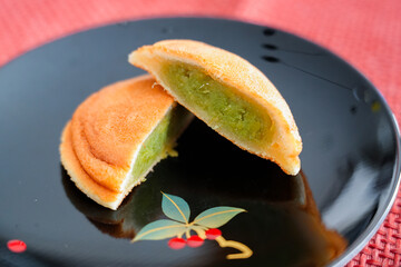 抹茶餡を包んだふんわり生地の和菓子