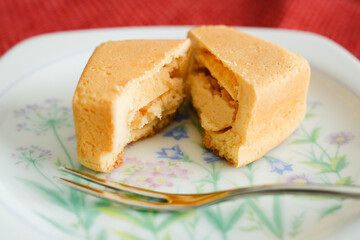 まろやか黄身餡を包んだ四角い和菓子