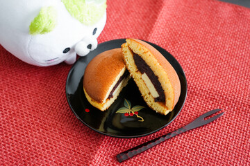 ぬいぐるみと並んだ可愛いどら焼きの盛り付け