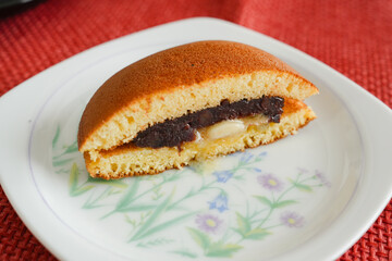 白い皿に盛られたどら焼き断面の和菓子