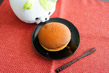 ぬいぐるみが見ぬいぐるみが見つめる丸いどら焼きの和菓子つめる丸いどら焼きの和菓子