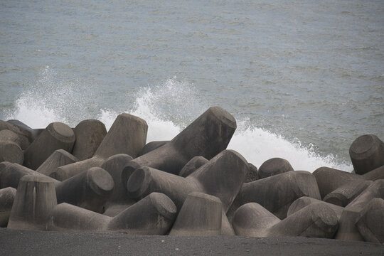 テトラポットと波