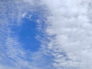 Obraz premium Photo of a striking sky with deep blue tones and dense cumulus clouds, a dramatic natural cloudscape and weather background.