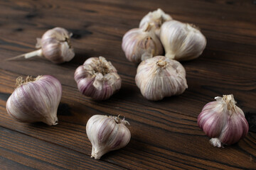 Assorted Garlic Bulbs on Rustic Wooden Table - Fresh Culinary Ingredient for Cooking and Health Benefits