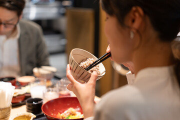 定食を食べる女性