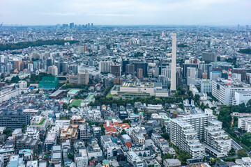高層ビルから望む雨の日の東京