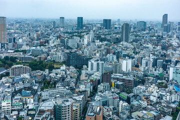 高層ビルから望む雨の日の東京