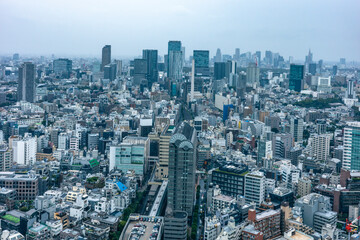 高層ビルから望む雨の日の東京