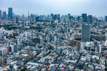 高層ビルから望む雨の日の東京