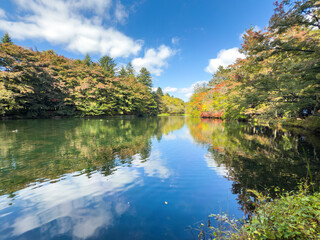雲場池に映る秋の彩り