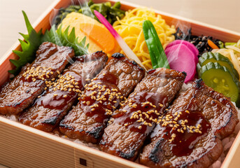 湯気立つ絶品焼肉弁当：食欲そそる彩り豊かな和食の贅沢ランチ