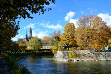 Konstanz am Bodensee, Herbst am Stadtgartenteich, mit Münster