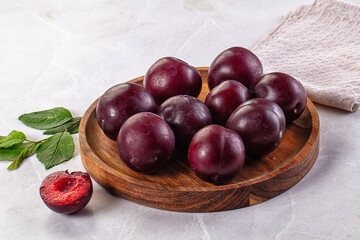 Obraz premium Raw ripe purple plum heap