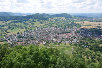 Obraz premium Blick von der Burg Hohenneuffen nach Neuffen