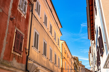 Obraz premium Classical architectural Old town street with old wood shutters in sunny day