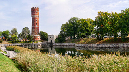 Das Stadttor Västerport in Kalmar mit altem Wasserturm © turtles2