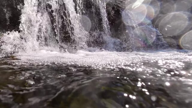 Wasserfall am Wildbach, Str&ouml;mung und spritzendes Wasser mit Blendenreflexen