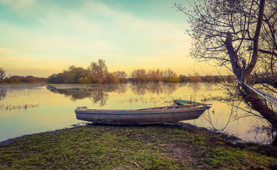 Crépuscule en bord de lac