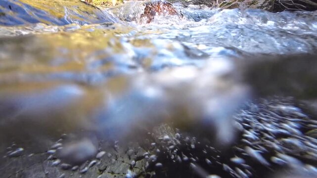 Ungez&auml;hmter Bergbach flie&szlig;t &uuml;ber Felsen und Wasserf&auml;lle, Wasserkraft