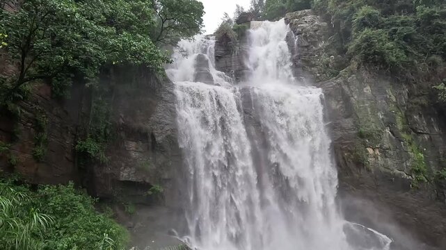Ramboda Falls &ndash; Stunning Waterfall Surrounded by Lush Greenery in Sri Lanka