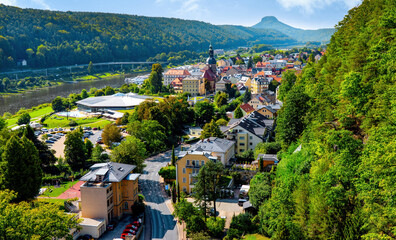Blick von der Aussichtsplattform/dem Aussichtsturm auf die Stadt Bad Schandau an der Elbe