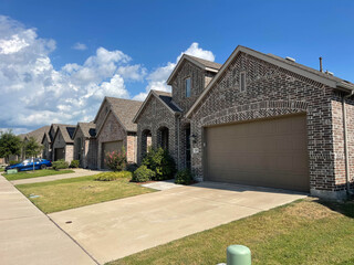 American-style wood and brick house, Texas, U.S.A. © Leonardo
