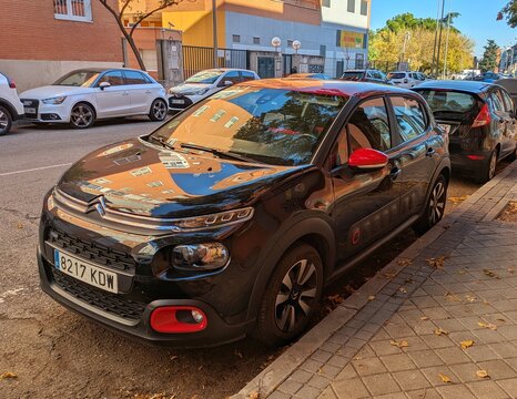 Vista frontal de un autom&oacute;vil Citro&euml;n C3 aparcado en una calle de Madrid, Espa&ntilde;a, 24 de octubre de 2025