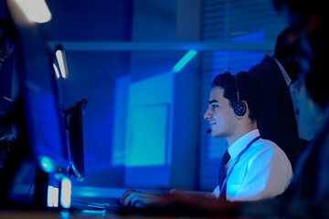 Future AI team coaching. A human manager provides real time performance feedback to an AI agent handling complex queries refining its autonomous responses in a digital workspace.