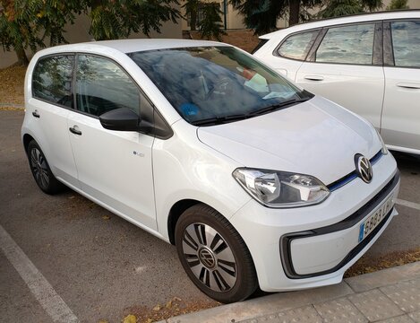 Vista frontal de un autom&oacute;vil Volkswagen up! aparcado en una calle de Madrid, Espa&ntilde;a, 24 de octubre de 2025