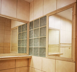 Luksfery odbite w lustrze