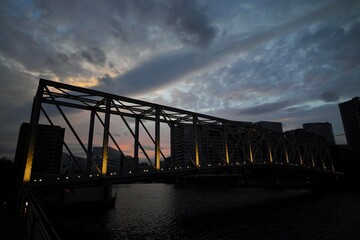 夕暮れの橋