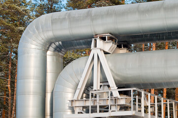 Naklejka premium a gray metal pipeline against the backdrop of a winter forest