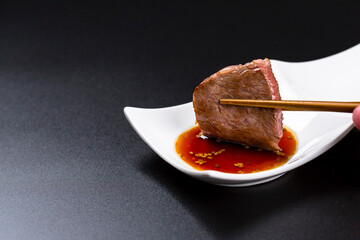 和牛カルビの焼肉 黒背景