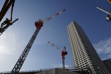 タワークレーンと高層マンション
