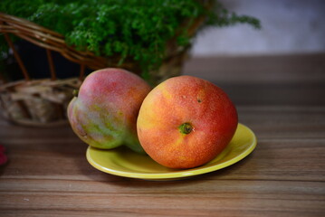 a manga é amiga da memória e do intestino. A manga é puro tropicalismo mesmo não sendo uma fruta nacional. Além do alto teor de fibras