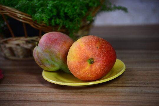 a manga &eacute; amiga da mem&oacute;ria e do intestino. A manga &eacute; puro tropicalismo mesmo n&atilde;o sendo uma fruta nacional. Al&eacute;m do alto teor de fibras