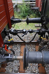 puffer und kupplung an einem alten eisenbahnwaggon