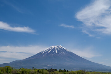 残雪の残る初夏の富士山