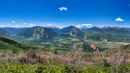  Aspen, a mountain town in the Colorado Rockies. Trail running in the surrounding mountains. Beautiful place in Colorado, USA. View of the ski resort and the village. High quality photo.