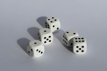 Plusieurs dés à six face