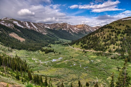 Independence Pass is a high mountain pass in the Rocky Mountains in US state of Colorado. Connects the towns of Aspen and Twin Lakes. This makes it one of the highest motorable passes in America.