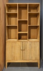 Estantería de madera con puertas