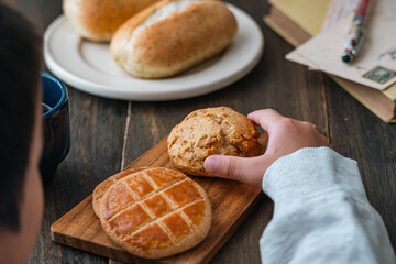 スコーンを食べる　取る
