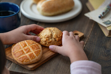 スコーンを食べる子供の手