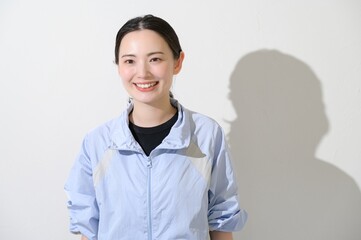 スポーツウェアで笑顔の日本人女性