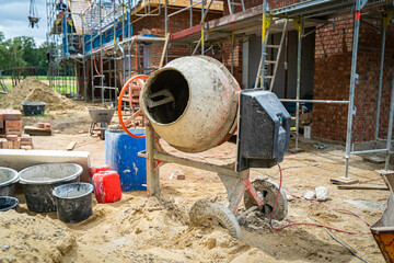 Rohbau eines Einfamilienhauses in ländlicher Umgebung als Altenteiler. Zu sehen sind ein...