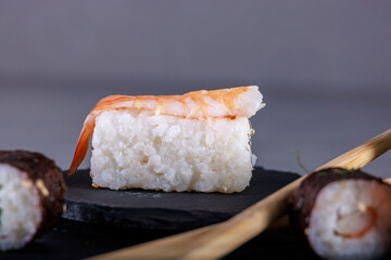 Vielfältige Sushi-Auswahl auf einer dunklen Schieferplatte © Olaf Kunz