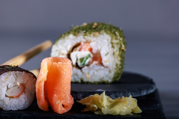 Vielfältige Sushi-Auswahl auf einer dunklen Schieferplatte © Olaf Kunz