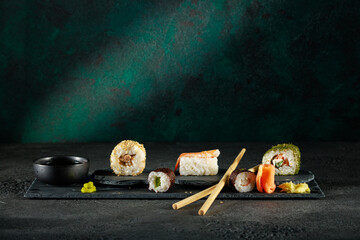 Vielfältige Sushi-Auswahl auf einer dunklen Schieferplatte © Olaf Kunz