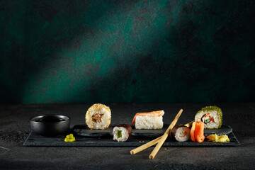 Vielfältige Sushi-Auswahl auf einer dunklen Schieferplatte © Olaf Kunz